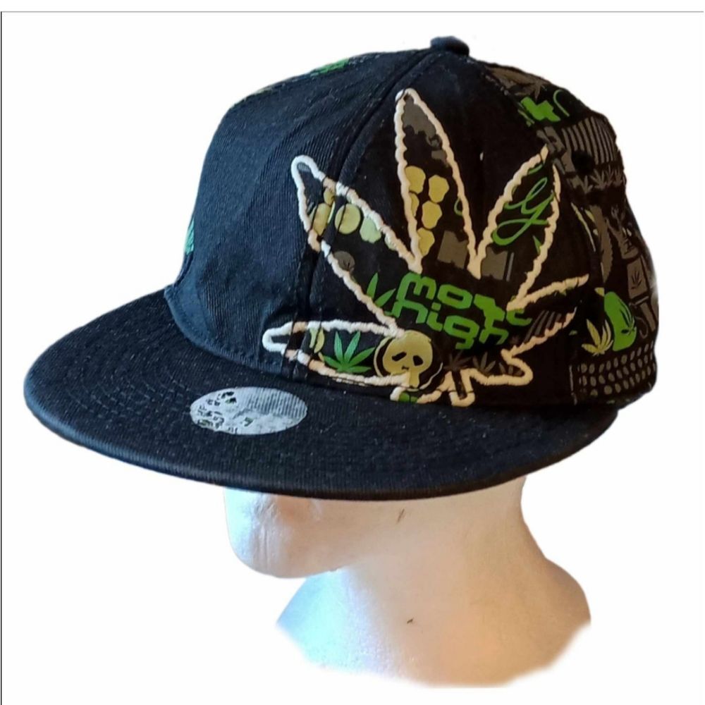 Glow in the Dark Pot Leaf Cap SKUM012